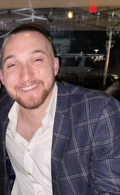 <span>Dave, 26</span>&nbsp;<span style='width: 25px; height: 16px; float: right; background-image: url(/bitmaps/flags_small/US.PNG)'>&nbsp;</span><br><span>Houston, Estados Unidos da América</span>&nbsp;<input type='button' class='joinbtn' style='float: right' value='JOIN NOW' />