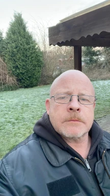 <span>Chris, 57</span>&nbsp;<span style='width: 25px; height: 16px; float: right; background-image: url(/bitmaps/flags_small/DE.PNG)'>&nbsp;</span><br><span>Frankfurt a, 德国</span>&nbsp;<input type='button' class='joinbtn' style='float: right' value='JOIN NOW' />