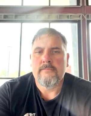 <span>Jerad, 47</span> <span style='width: 25px; height: 16px; float: right; background-image: url(/bitmaps/flags_small/US.PNG)'> </span><br><span>Phoenix, 美国</span> <input type='button' class='joinbtn' style='float: right' value='JOIN NOW' />