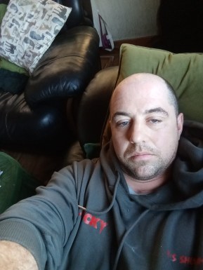 <span>John, 37</span> <span style='width: 25px; height: 16px; float: right; background-image: url(/bitmaps/flags_small/IE.PNG)'> </span><br><span>Dublin, Ireland</span> <input type='button' class='joinbtn' style='float: right' value='JOIN NOW' />